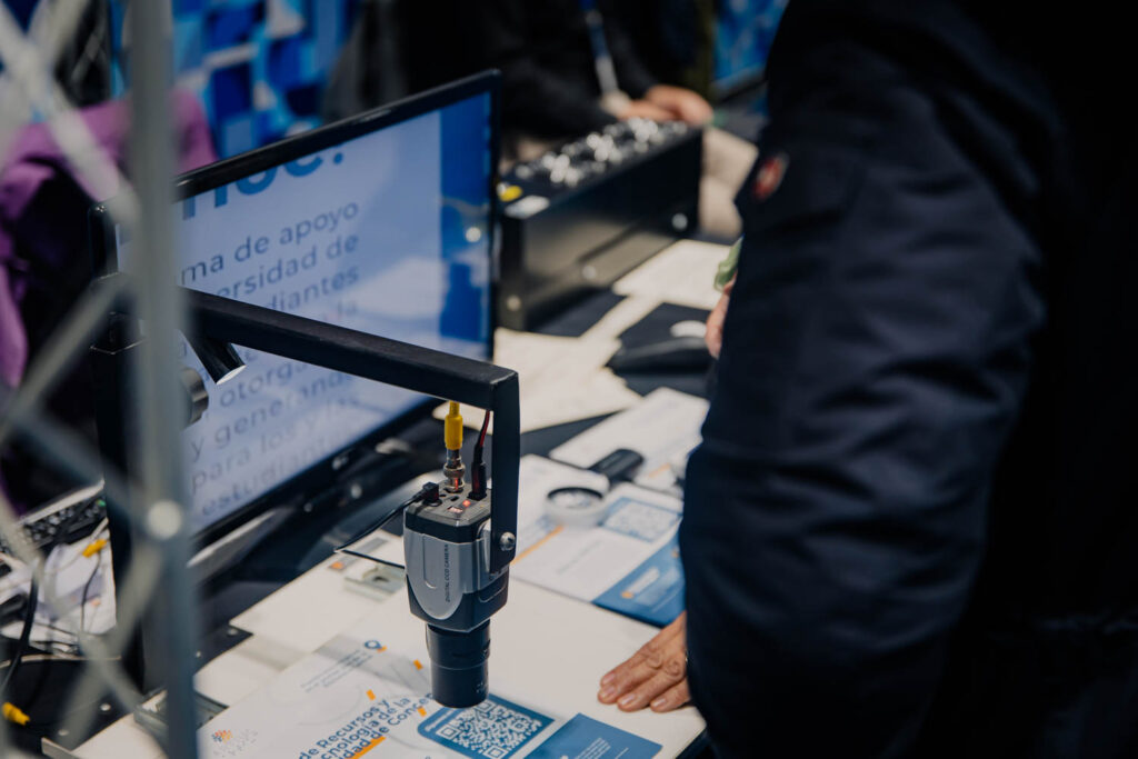 Lupa electrónica usada sobre un afiche de la feria mechona