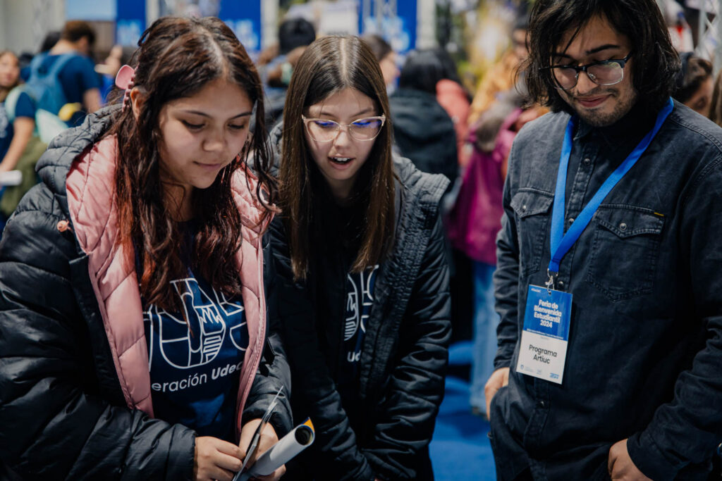 Alumnas de la universidad observando los implementos técnicos utilizados por Artiuc