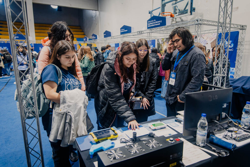 Alumnas de la universidad observando los implementos técnicos utilizados por Artiuc